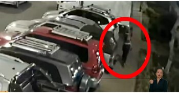 La mujer cargó al menor