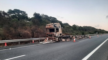 Retiran después de 26 días un camión calcinado con toneladas de pulpo podrido que obstaculizaba la A-381 en Cádiz