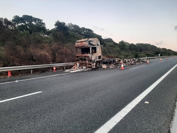 Un camión calcinado con toneladas de pulpo podrido que obstaculiza la A-381 desde hace 26 días. (X/@jesusvigorra)
