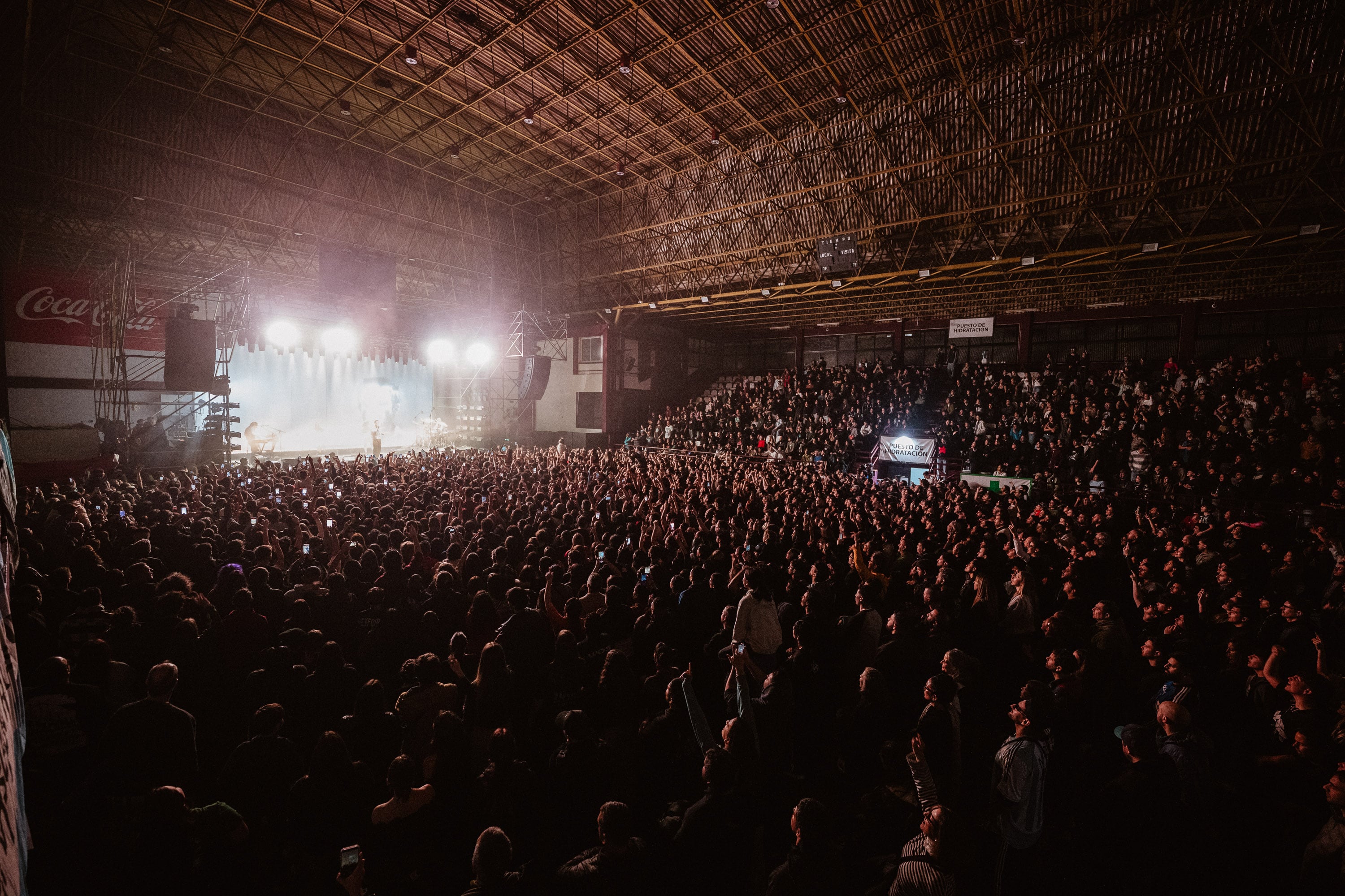 Los recitales de Wos retomaron rituales del rock argentino con banderas, remeras del Indio Solari y cánticos en cada fecha