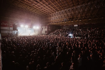 Los recitales de Wos retomaron rituales del rock argentino con banderas, remeras del Indio Solari y cánticos en cada fecha