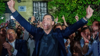 Juanma Moreno pierde la mayoría absoluta en Andalucía y no consigue evitar el “lío” de gobernar con Vox: “No hemos sacado matrícula de honor, pero sí sobresaliente”