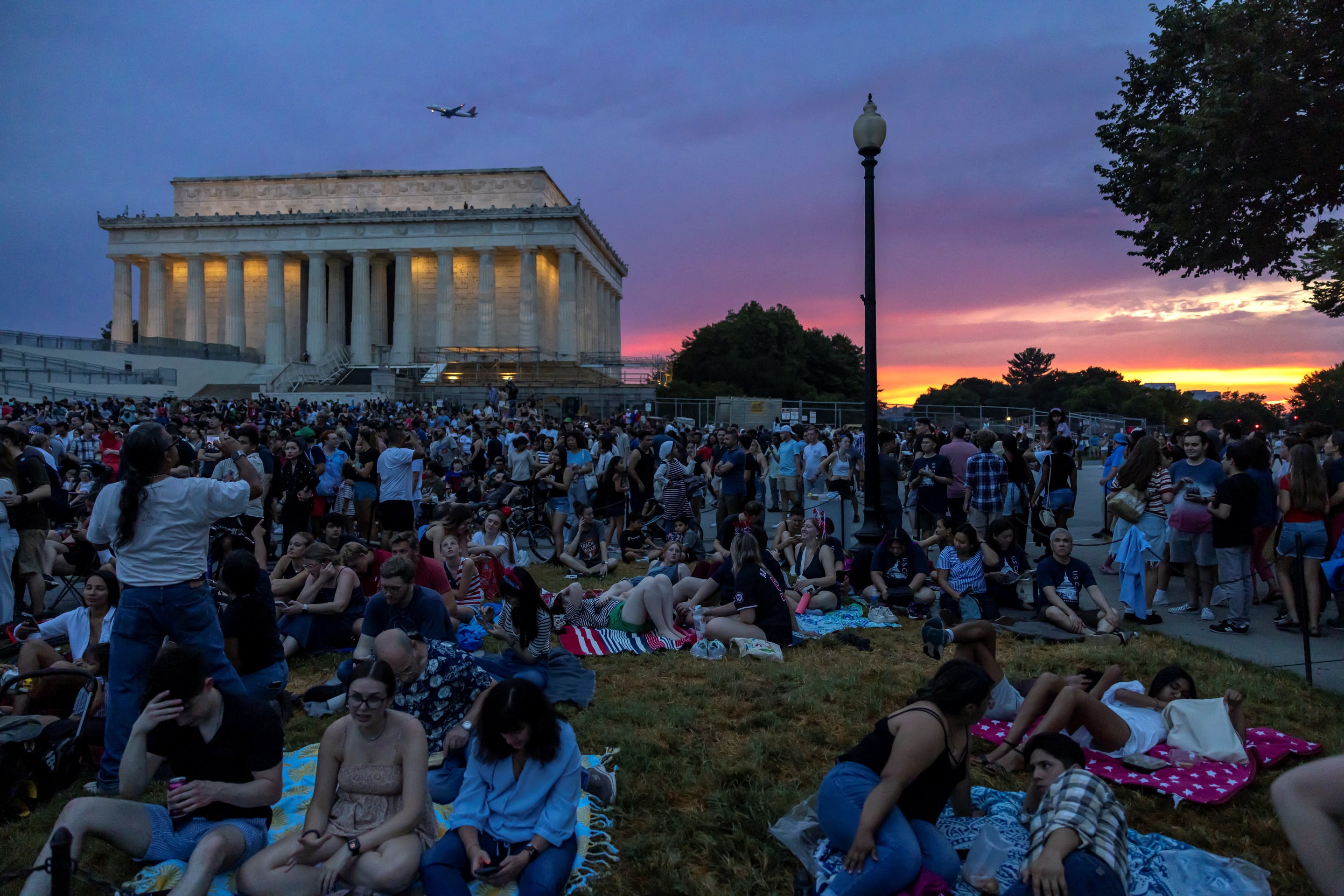 Washington D.C. extendió la Alerta de Calor Extremo hasta el 5 de julio y sumó carpas con aire acondicionado, estaciones de agua y autobuses climatizados para America 250. (REUTERS/Kevin Mohatt)