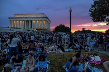 Washington D.C. extendió la Alerta de Calor Extremo hasta el 5 de julio y sumó carpas con aire acondicionado, estaciones de agua y autobuses climatizados para America 250. (REUTERS/Kevin Mohatt)