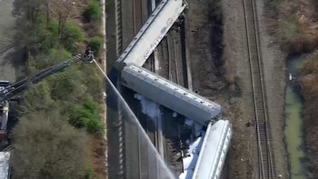 El accidente ferroviario en Nueva Jersey obliga a cierre de rutas y despliegue de equipos especiales