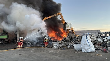 Bomberos evitan la propagación de un incendio en una planta de reciclaje en Torrejón de Velasco (Madrid)