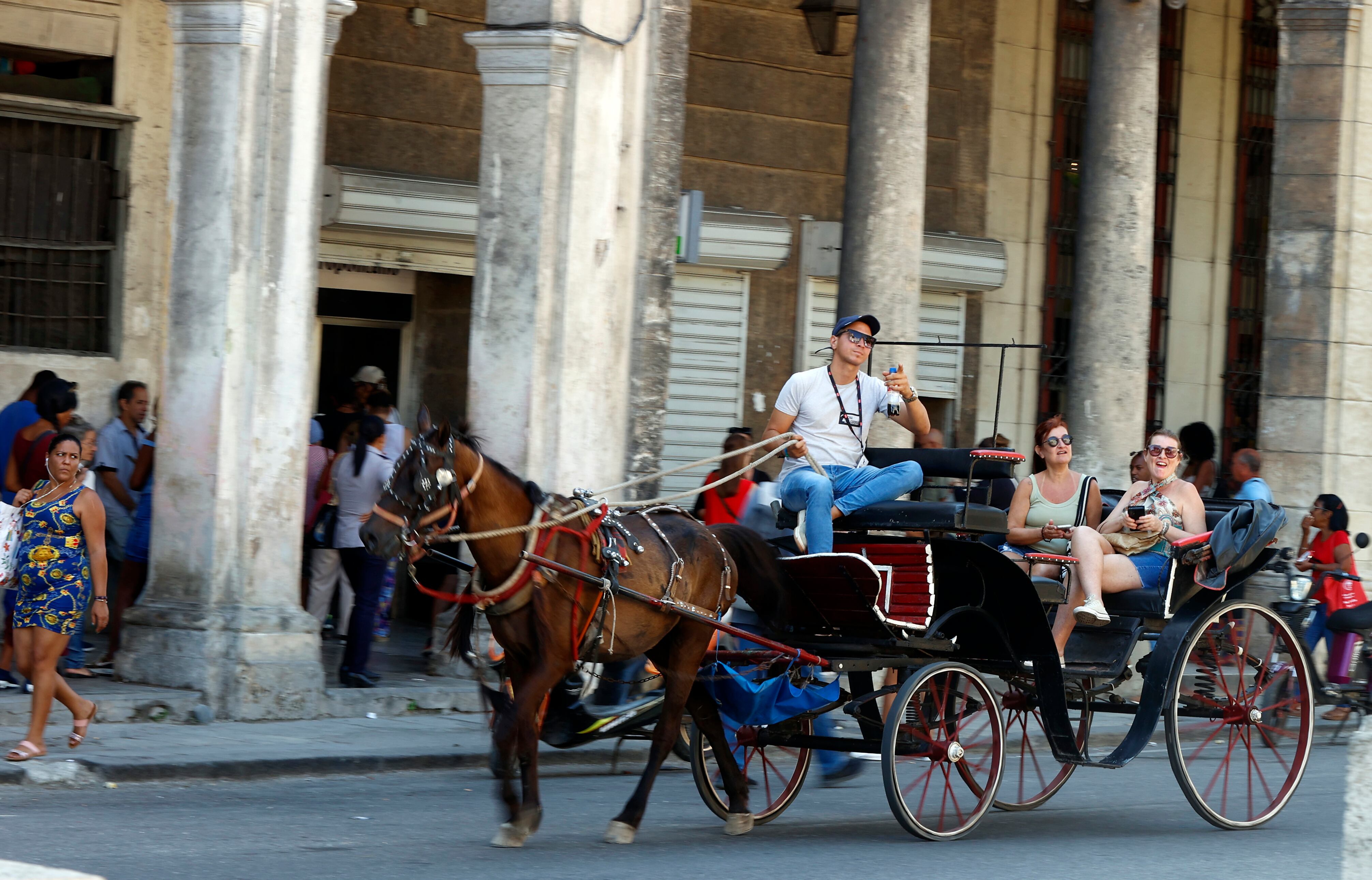 Fotografía de archivo de turistas en Cuba (EFE/Ernesto Mastrascusa)