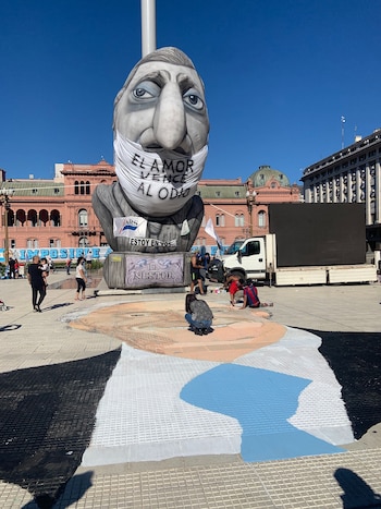 El inflable y el mural