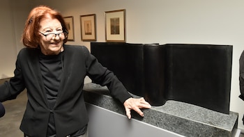 Vechy Logioio toma el Bellas Artes con una travesía de bronce y papel