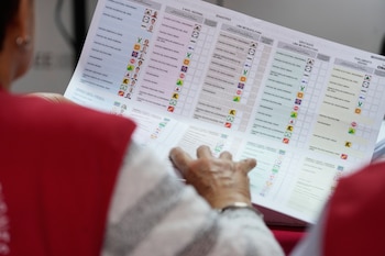 Un miembro designado por el Jurado Electoral Especial analiza una papeleta durante el recuento de votos emitidos en las elecciones generales de 2026, en Lima, Perú, el miércoles 29 de abril de 2026. (Foto AP/Martín Mejía)