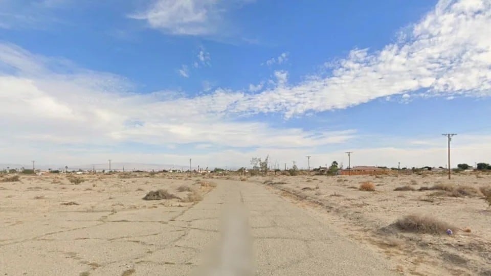 El hallazgo de una pierna humana en una zona desértica de Salton City permitió, mediante pruebas de ADN, identificar a la joven desaparecida y orientar la investigación hacia un sospechoso (Google Maps)