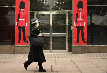 Una persona camina con tapaboca