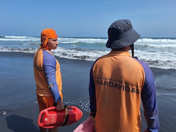 La Cruz Verde pidió a quienes visitan las playas de El Salvador que sigan a los guardavidas, respeten la señalización y extremen cuidados ante corrientes fuertes y cambios del mar. (Cortesía: Protección Civil)
