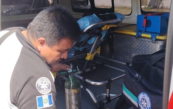 Bomberos Voluntarios hallaron al menor debajo de una mesa en la cocina de la granja de pollos y huevos en la colonia Vistas del Sol.