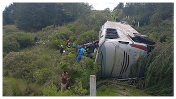 Dos muertos y varios heridos tras desbarrancar autobús en Almoloya de Juárez, iba a Zitácuaro, Michoacán