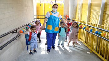 ¿Cuánto gana una maestra de