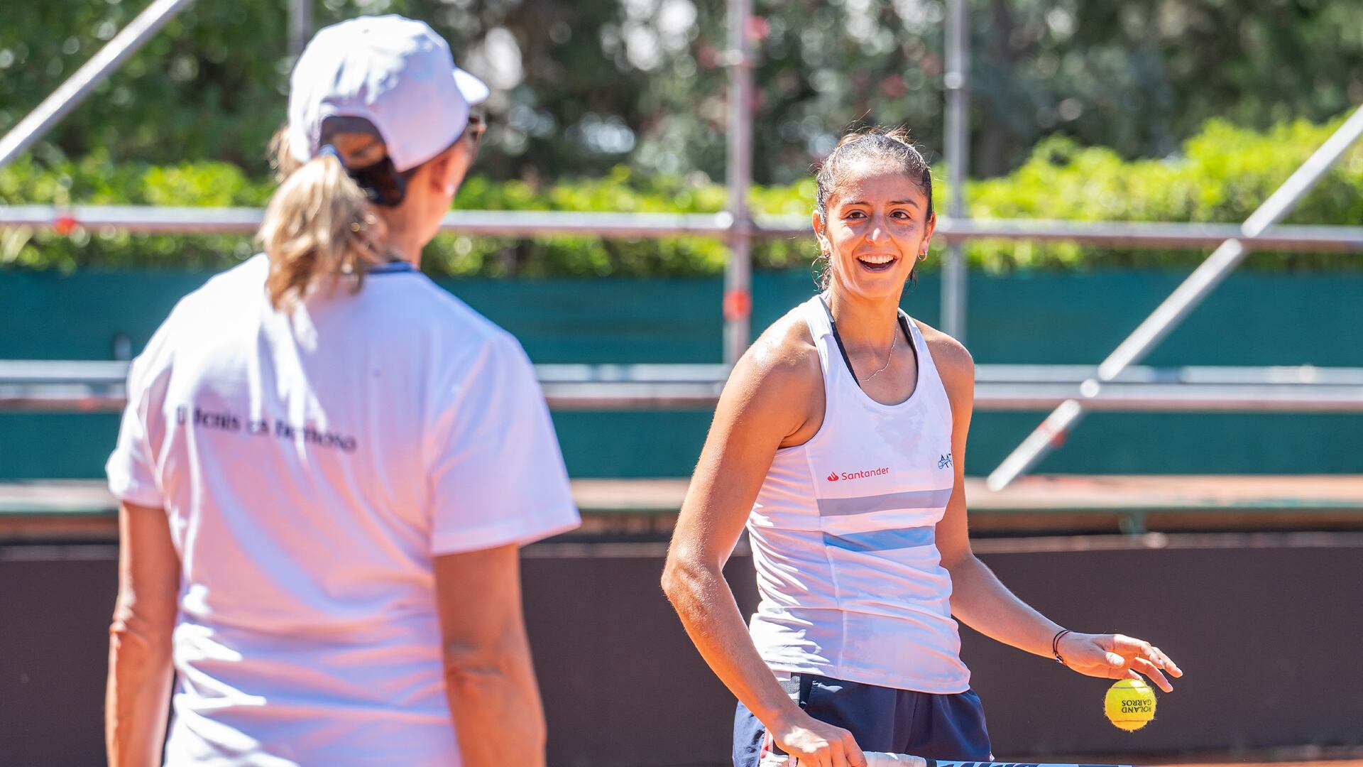 Jazmín Ortenzi fue la primera en tomar contacto con el polvo de ladrillo cordobés durante la apertura de la práctica albiceleste (Crédito: Prensa AAT/Florencia Agulló)
