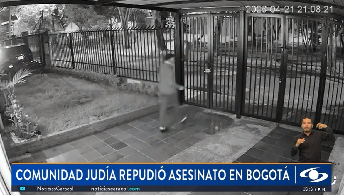 El rabino estadounidense quedó captado en una de las cámaras de seguridad de la vivienda, ubicada en el norte de Bogotá, y donde se hospedaba cuando salió por última vez antes de que se perdiera toda comunicación con él, la noche del jueves 21 de abril de 2026 - crédito captura de pantalla Noticias Caracol