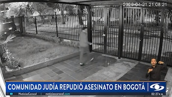 El rabino estadounidense quedó captado en una de las cámaras de seguridad de la vivienda, ubicada en el norte de Bogotá, y donde se hospedaba cuando salió por última vez antes de que se perdiera toda comunicación con él, la noche del jueves 21 de abril de 2026 - crédito captura de pantalla Noticias Caracol