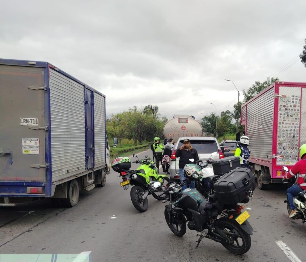 Una camioneta volcada en la autopista Norte desató una mañana de caos vial en Bogotá - crédito Secretaría Distrital de Movilidad