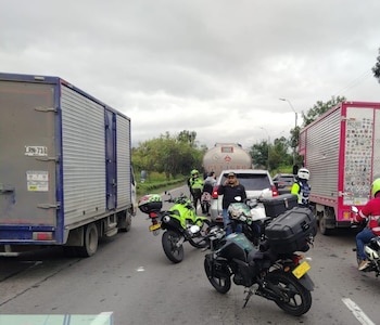 Una camioneta volcada en la autopista Norte desató una mañana de caos vial en Bogotá - crédito Secretaría Distrital de Movilidad