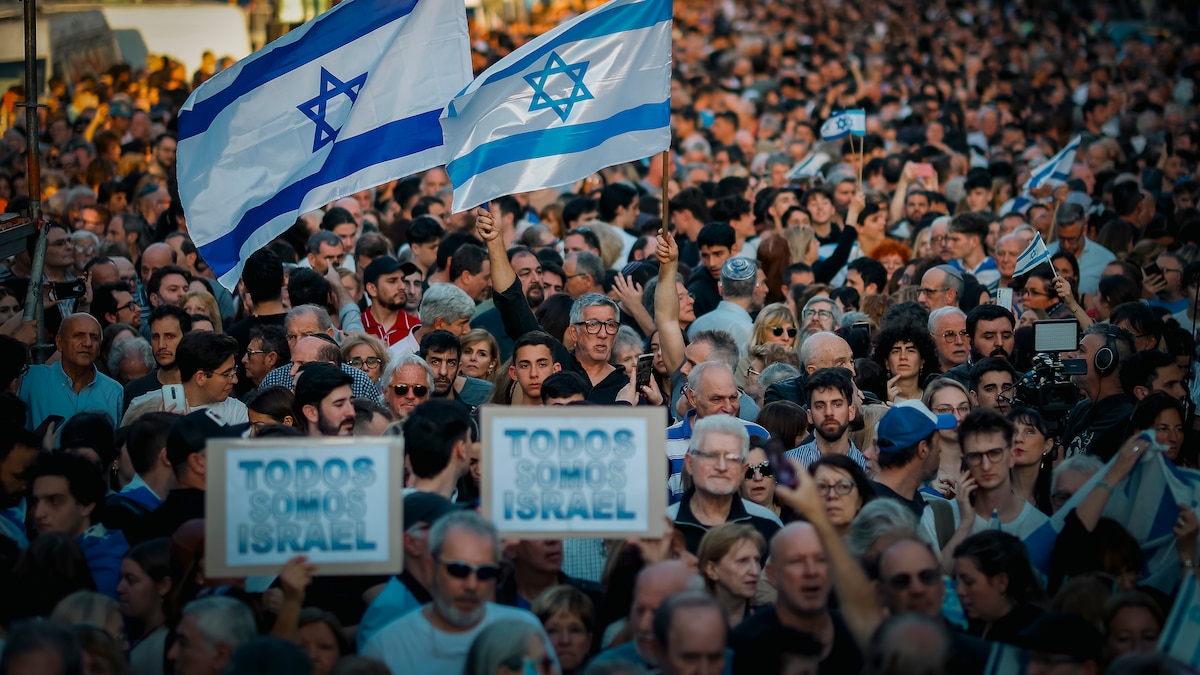 Persona con collar religioso sacándoselo tras recibir insultos en la calle