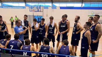 Magnano con la selección uruguaya, que no pudo clasificar para el Mundial. Ahora, el argentino será el director general de selecciones uruguayas. (@SelUruguayBBall)