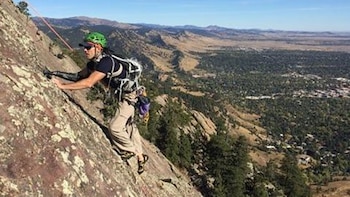El día que una roca de 363 kilos cambió el destino de un montañista: un brazo muerto, una navaja inútil y 127 horas atrapado