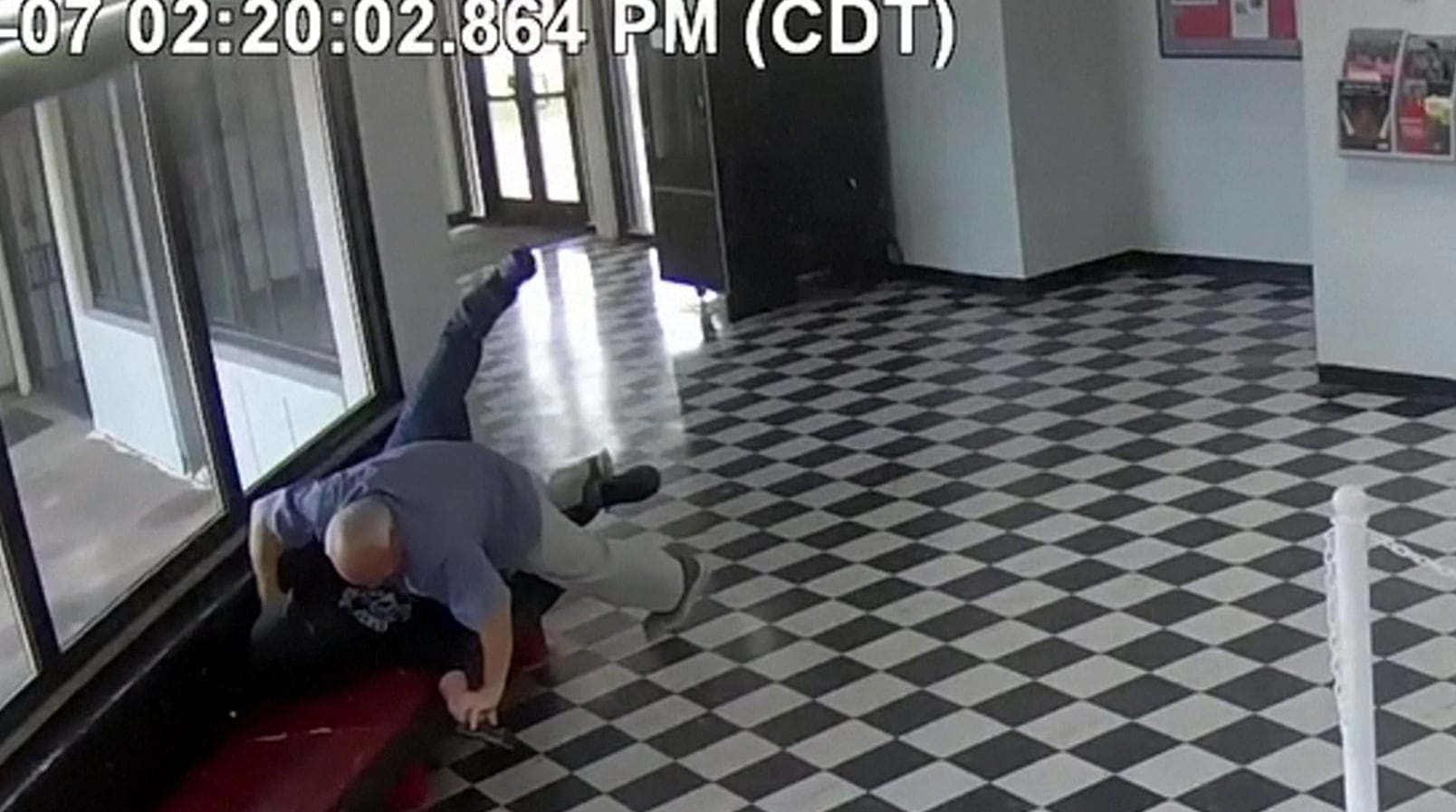 El director de Pauls Valley High School sometió a un atacante armado, frustrando un posible tiroteo en la secundaria de Oklahoma (ABC News)