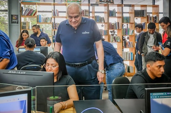 La colaboración entre CONAMYPE y la Dirección de Reconstrucción del Tejido Social busca que los jóvenes participantes no solo adquieran conocimientos, sino que también encuentren oportunidades reales para desarrollar y escalar sus negocios digitales. Foto cortesía.