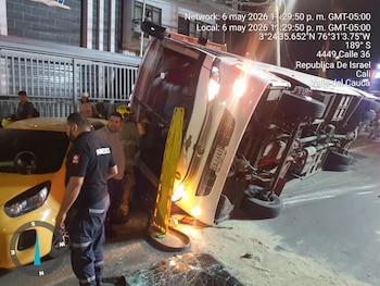 Entre los lesionados se encuentran el conductor del MIO, la pasajera, el conductor de la buseta y cinco pasajeros más- crédito Bomberos Cali