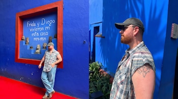 Un hombre con camisa a cuadros, jeans y gorra posa frente a una pared azul y roja con un texto y figuras precolombinas, y otra toma de su perfil lateral.