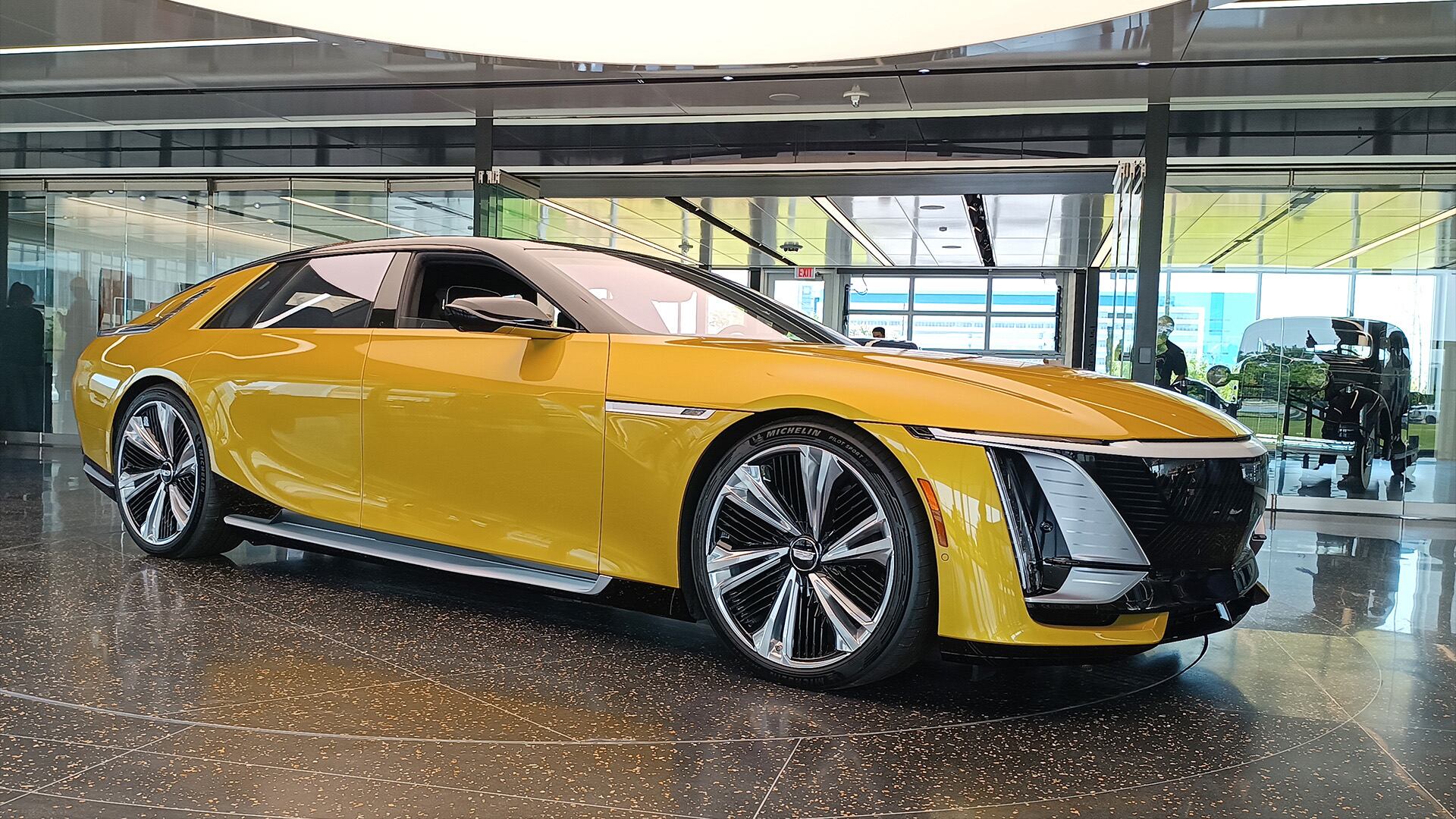 El Cadillac Celestiq es el emblema del lujo de la marca. Es un modelo 100% eléctrico y personalizable, cuyo precio puede ir desde los USD 300.000 hasta superar los USD 400.000 dependiendo del gusto del cliente