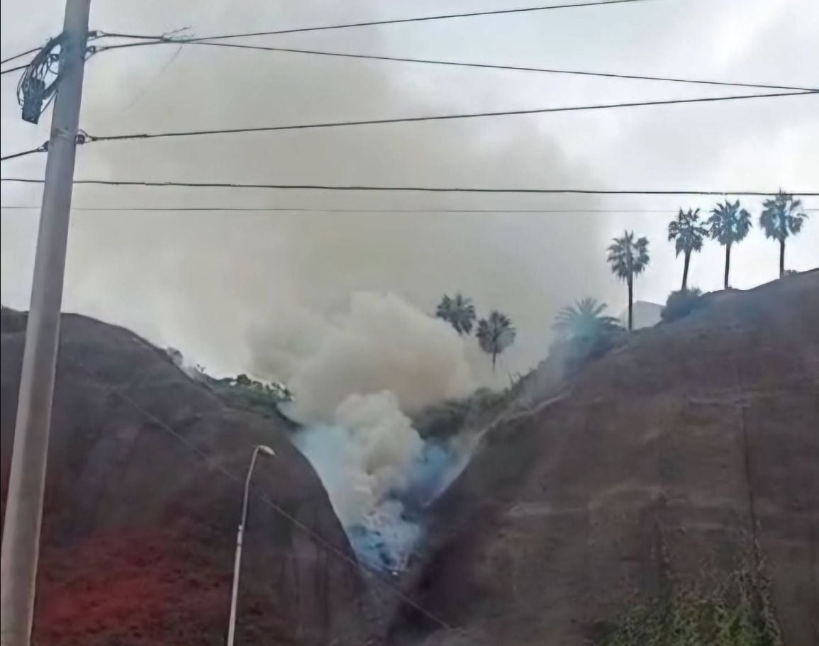 La emergencia en los acantilados obligó a cerrar el tramo sur-norte de la Costa Verde. El corte se produjo durante las Elecciones Regionales y Municipales 2026, con miles de ciudadanos en desplazamiento. (América TV)