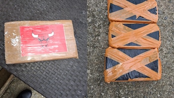La inspección de la embarcación detectó un doble fondo con 210 paquetes rectangulares de sustancias ilícitas ocultos en su estructura - crédito prensa Armada de Colombia