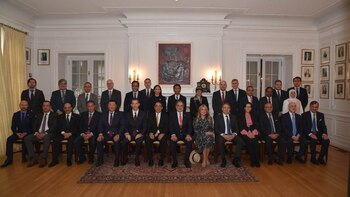 Los diplomáticos en la embajada