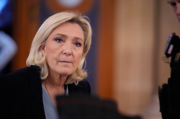 ARCHIVO - La líder de ultraderecha francesa Marine Le Pen sale de la sala durante un receso en su proceso de apelación en París, el 20 de enero de 2026. (AP Foto/Michel Euler, Archivo)