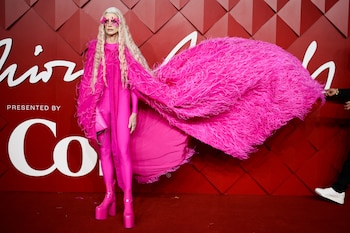 Grandes figuras de la moda, como RuPaul, Steven Meisel y Karl Lagerfeld, influyeron significativamente en la trayectoria y visión artística de McMenamy (REUTERS/Henry Nicholls)