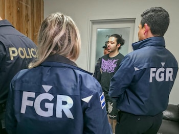 La autopsia determinó que la víctima falleció a causa de una hemorragia masiva por cortes en las venas del cuello. (Foto: FGR)