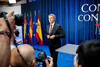 19/10/2026 El presidente del PP, Alberto Núñez Feijóo, presenta su "Contrato con España", en Espacio Larra, a 19 de octubre de 2026, en Madrid (España). El documento se concibe como el "acta fundacional" de su proyecto político y recoge los principios rectores esenciales que guiarán su ejecutivo en caso de ganar las próximas elecciones generales del 29 de noviembre.
POLITICA
Gabriel Luengas - Europa Press