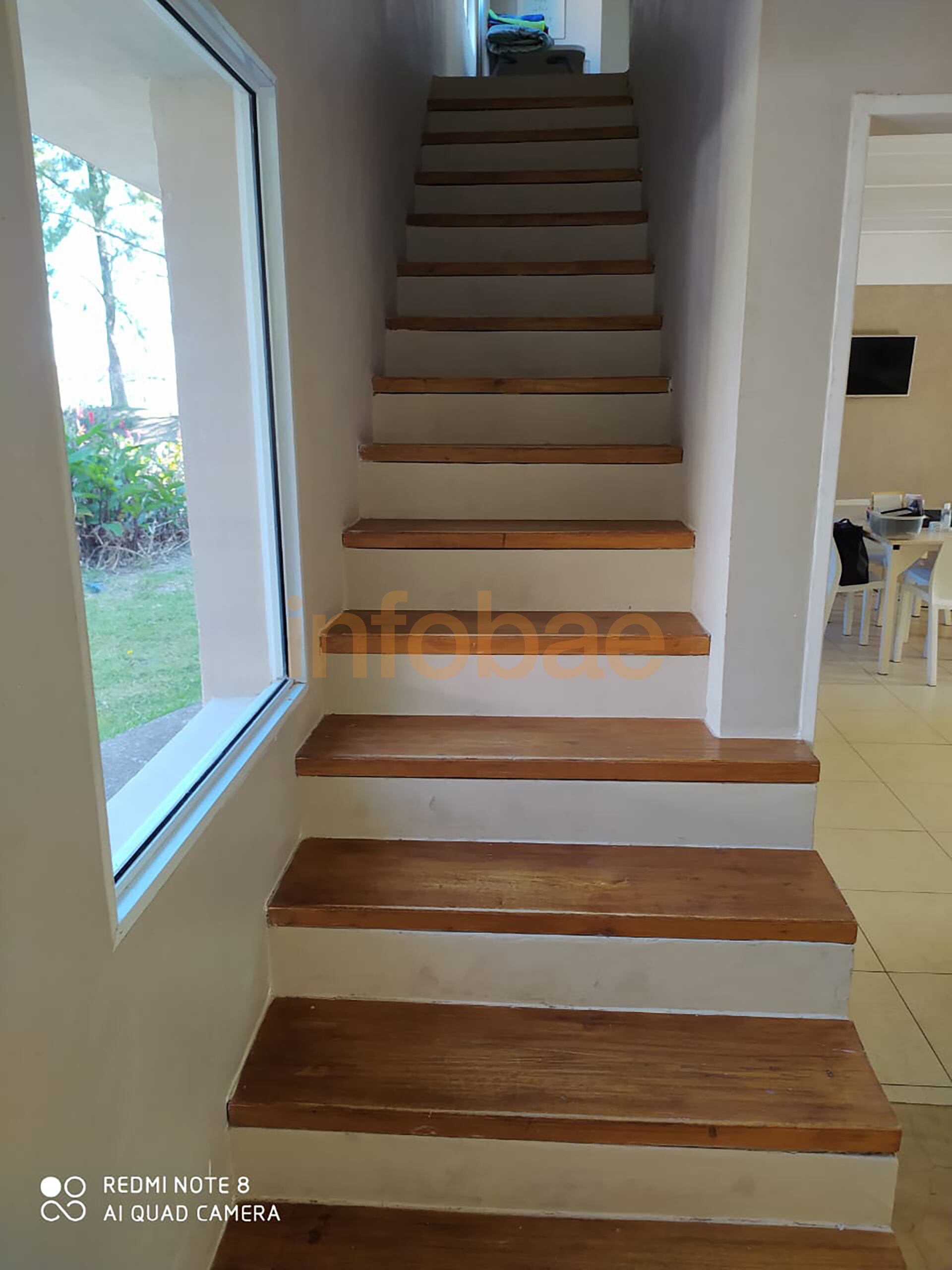 La escalera al primer piso. Como estaba recién operado, optaron por transformar el playroom, en planta baja, en habitación