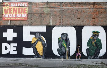 Un grafiti que dice "Más de 500 mil muertos", en medio de la pandemia de la enfermedad del coronavirus (COVID-19), en Río de Janeiro, Brasil, el 24 de junio de 2021 (REUTERS)