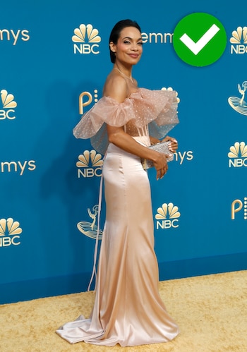 Con transparencias en el corset,