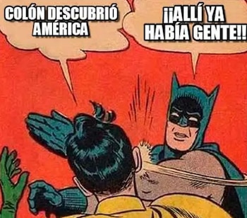 Viñeta de cómic en la que Batman le da una bofetada a Robin, con globos de diálogo sobre la llegada de Cristóbal Colón a América