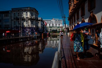 Transeúntes caminan sobre pasarelas construidas