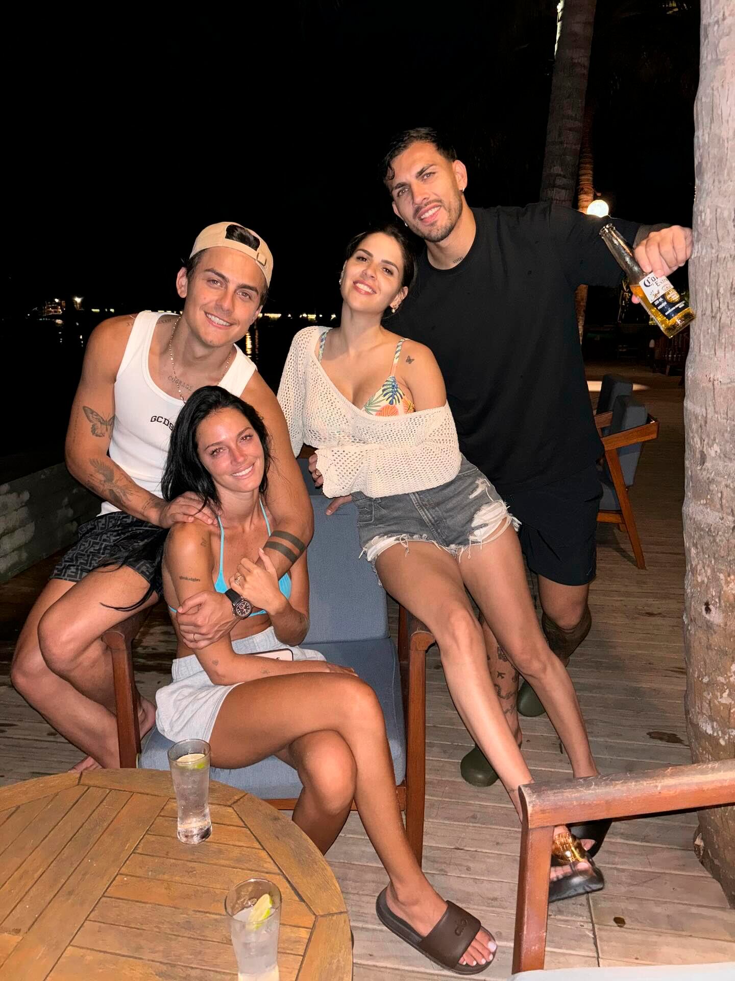 Las dos parejas comparten un momento de relax, cómplice y divertido, cerca del mar