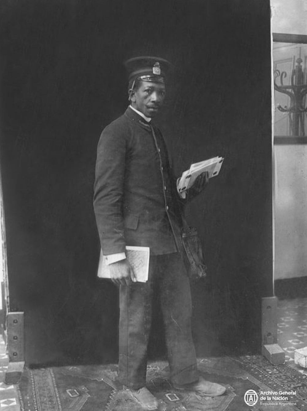 Pablo Balcarce, cartero afrodescendiente de la ciudad de Buenos Aires, en 1912 (Archivo General de la Nación)