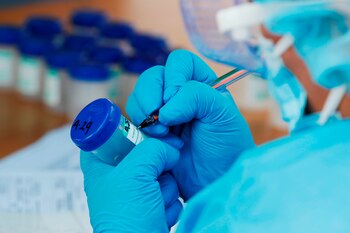 Una trabajadora sanitaria marca una