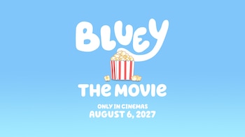 Logotipo blanco de Bluey The Movie con un cubo de palomitas de maíz sobre fondo azul y la fecha de estreno del 6 de agosto de 2027