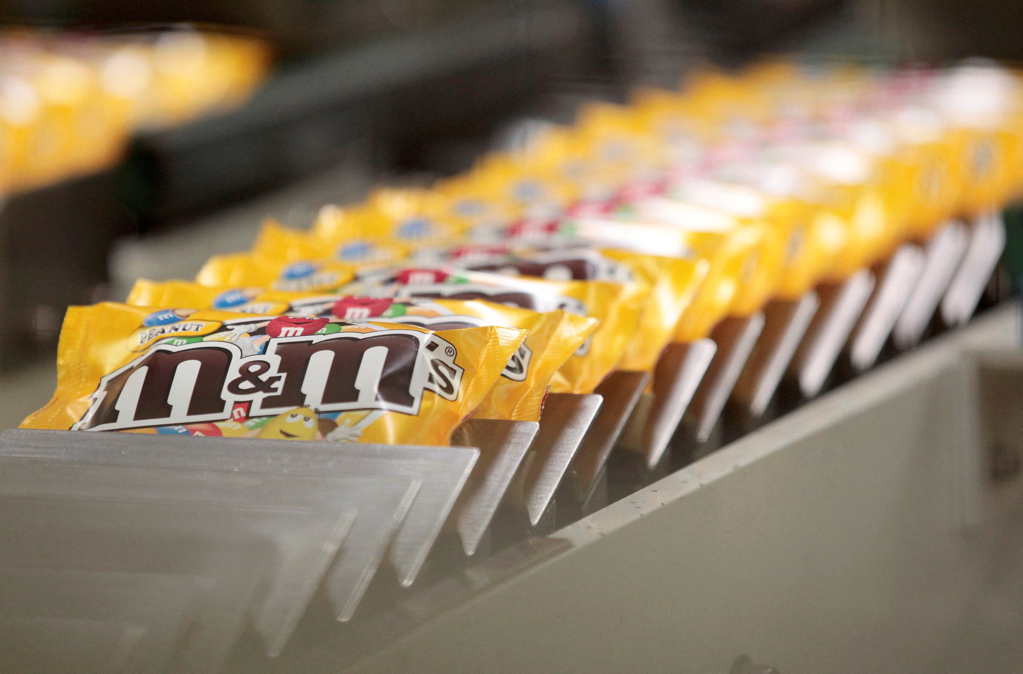 La FDA ordena el retiro de M&M’s repaquetados en 20 estados por falta de información sobre alérgenos en el etiquetado. (REUTERS/Vincent Kessler)